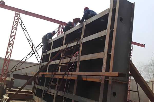 3*2滚轮式平面钢制闸门有序焊接加工现场