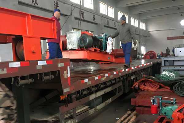 固定卷扬式启闭机在库存车间内装车