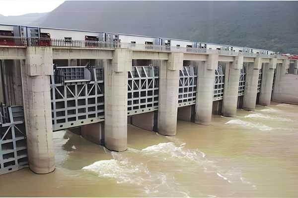 多台河道QPQ型固定式卷扬启闭机实景拍摄