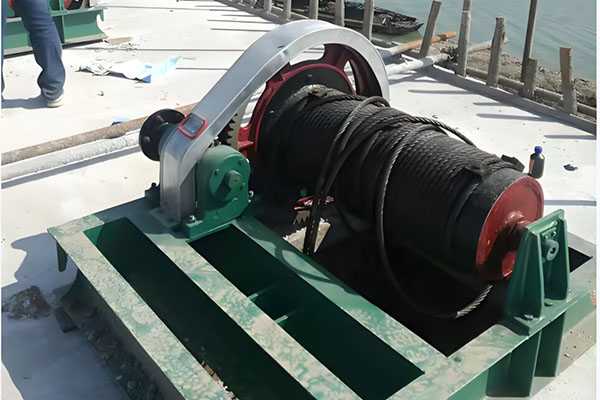 单吊点卷扬式启闭机湖南河道安装现场