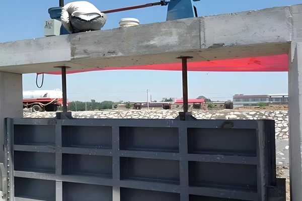 山西河道双吊点平面钢制闸门施工现场