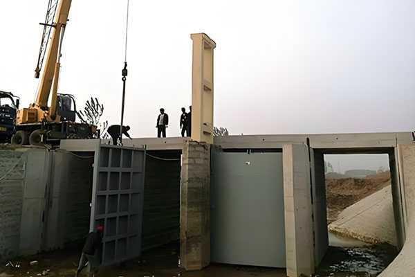 河道拱形钢制闸门河南施工安装现场