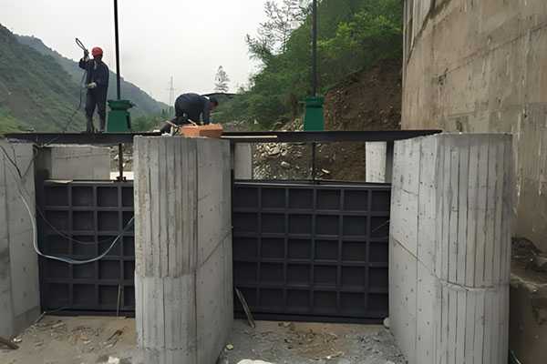 单吊点河道平面钢制闸门施工安装现场实拍