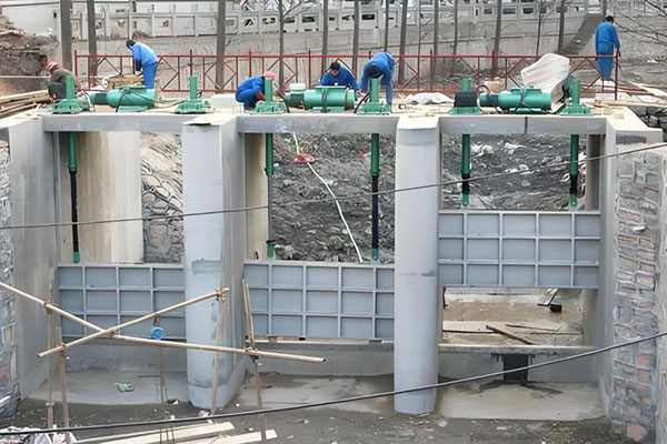 双吊点直升式渠道钢制闸门施工现场