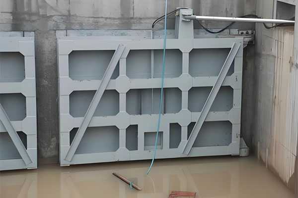 渠道电液一体一字钢制闸门施工调试现场