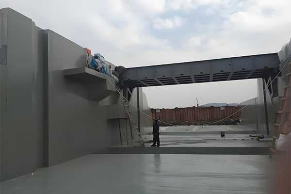 河道上翻式钢制翻板闸门施工现场实拍