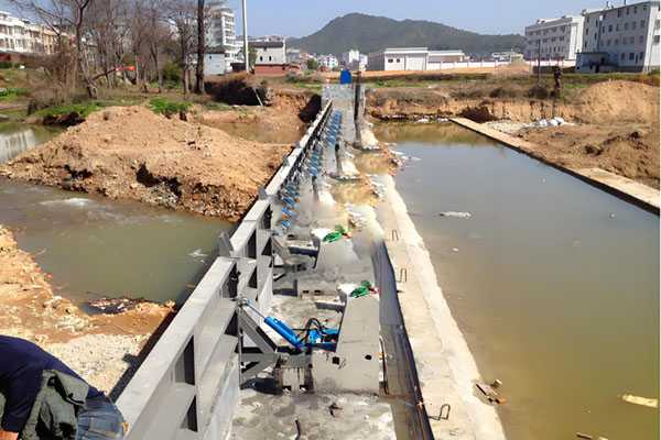 城市河道景观液压翻板闸门施工现场