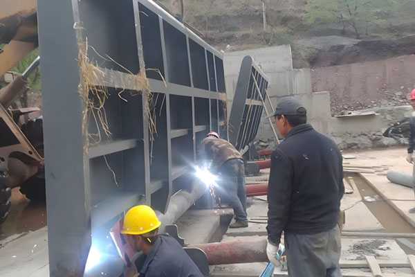 液压升降拦河坝云南安装施工中