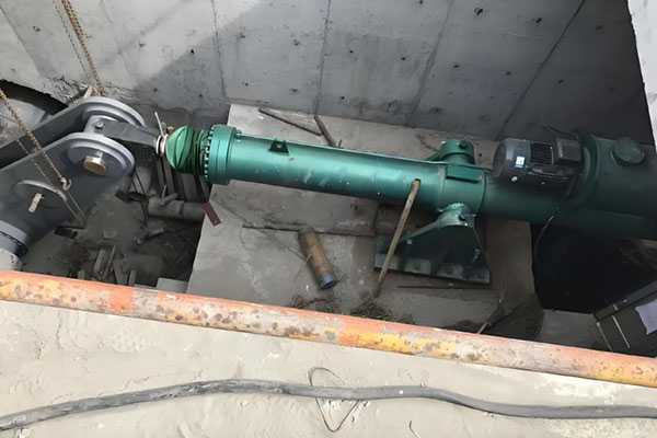 集成式液压启闭机驱动底横轴钢坝闸门施工现场