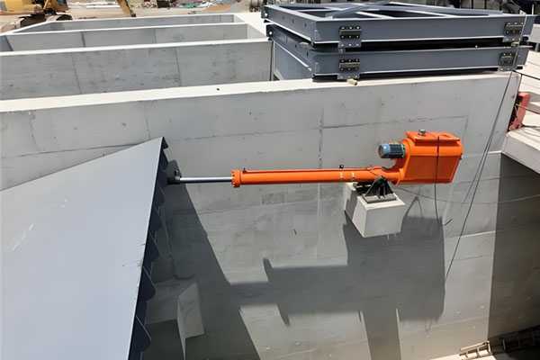 电液一体式启闭机启闭上翻门施工现场