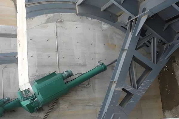 电液一体式启闭机启闭弧形闸门施工现场