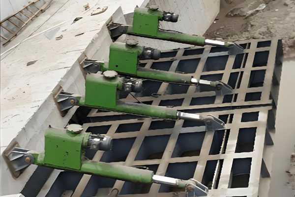 集成式液压启闭机启闭上翻式钢制闸门案例实拍