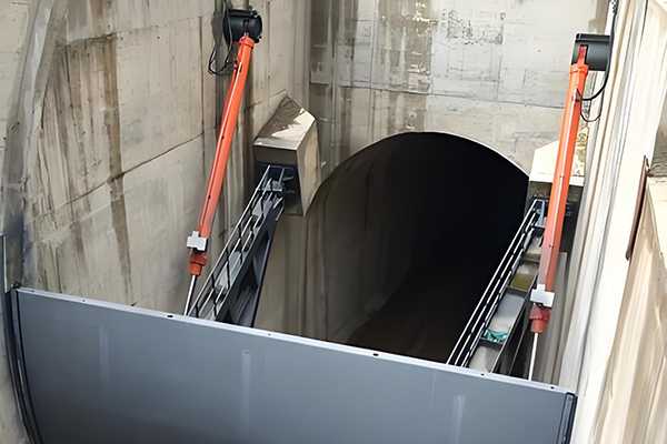 弧门泵站液压启闭机性能特点及工作原理