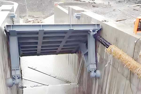 泵站液压启闭机启闭弧形闸门的方式