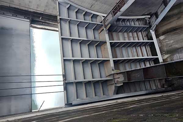 卷扬式启闭机启闭弧形闸门的方式