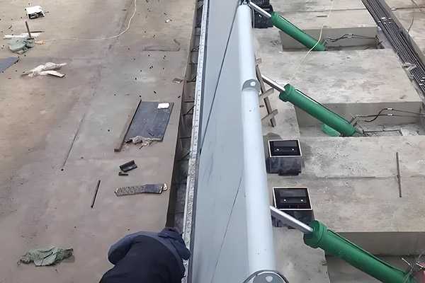 液压合页坝止水安装