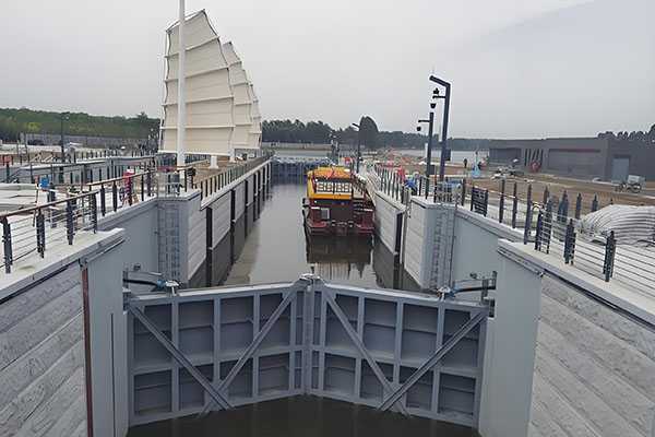 卧式人字闸一字闸门工作原理及性能特点