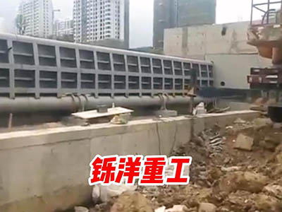 河道底横轴钢坝闸门施工现场，安装简单方便