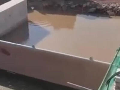 液压钢坝闸安装调试现场，施工现场记录