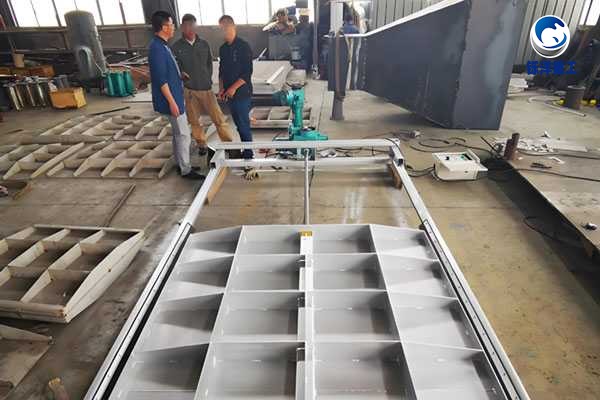叠梁钢制闸门结构:水利工程中的“积木式”安全卫士